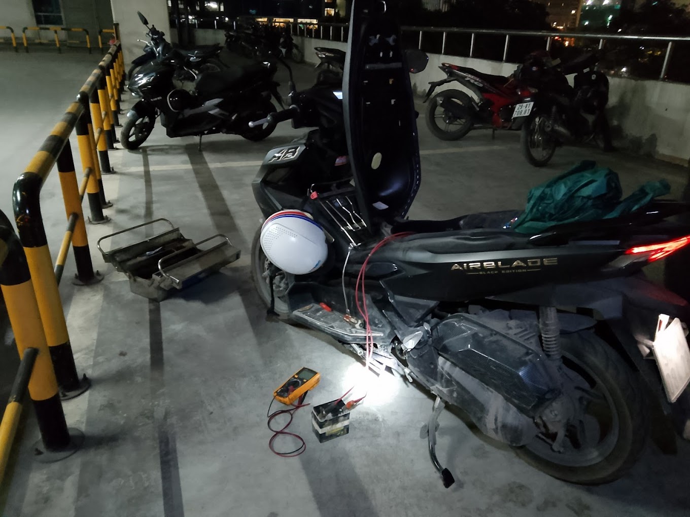 Kích bình xe Air Blade vào ban đêm tại bãi giữ xe