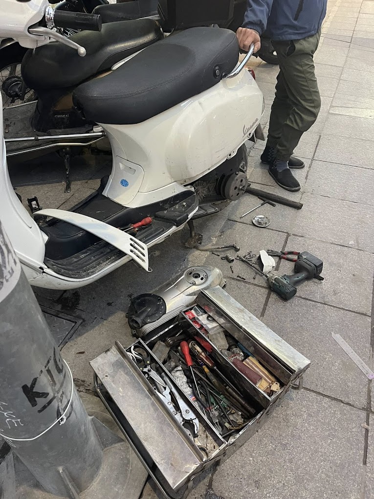 Kỹ thuật viên xử lý xe chết máy ven đường vào buổi tối